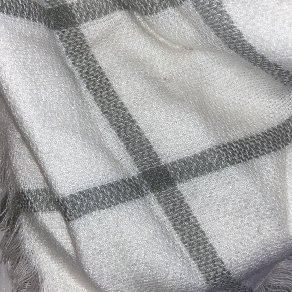 White and grey blanket scarf - Picture 2 of 5